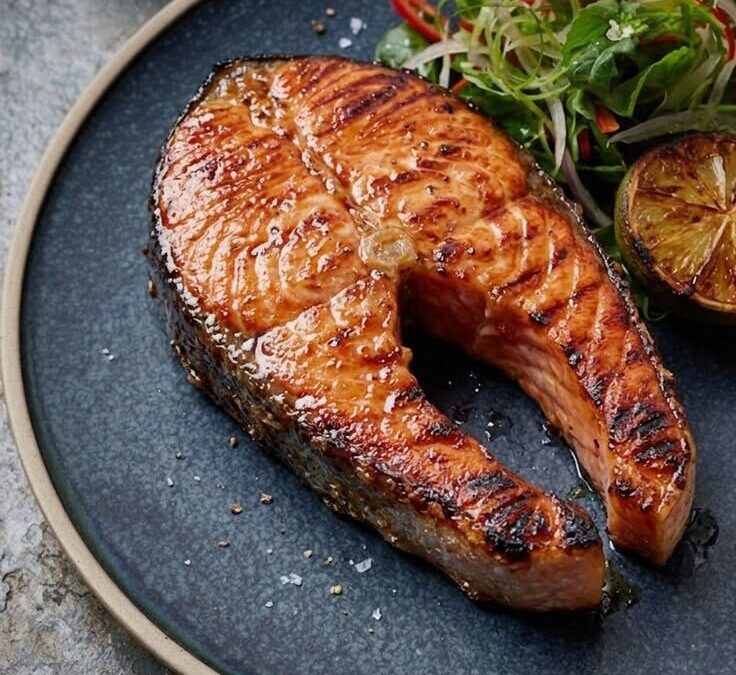 🐟🔥 Perfect Healthy Dinner: Crispy Grilled Salmon Steak & Fresh Salad That Tastes Way Too Good to Be “Healthy”!